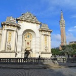 Lille: Porte de Paris en de toren van L'hôtel de ville