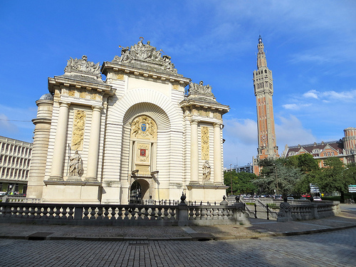 Lille: Porte de Paris en de toren van L'hôtel de ville